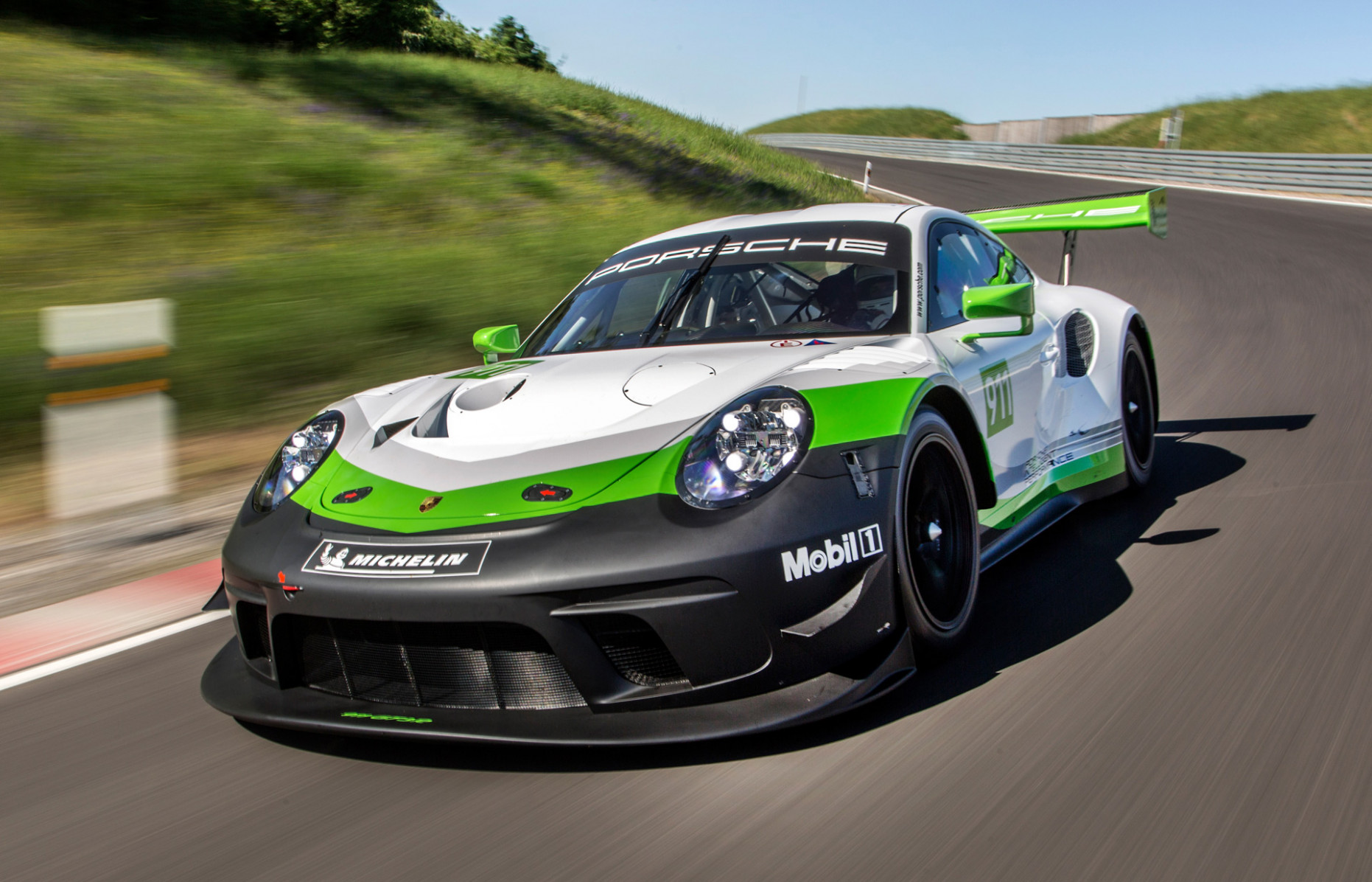 Redesign and Review porsche 911 gt3 r