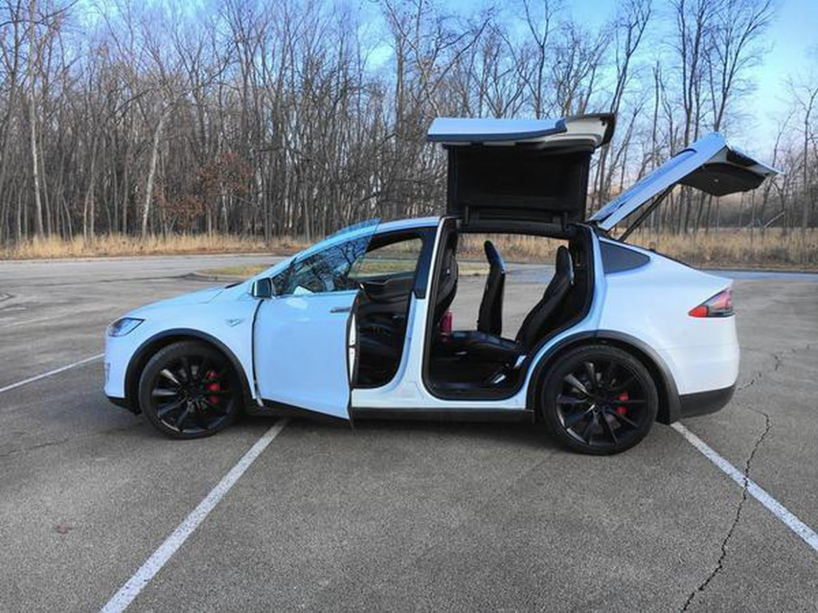 Tesla Model X P5d Is The Stuff Of Dreams Chicago Tribune Tesla Butterfly Doors Price