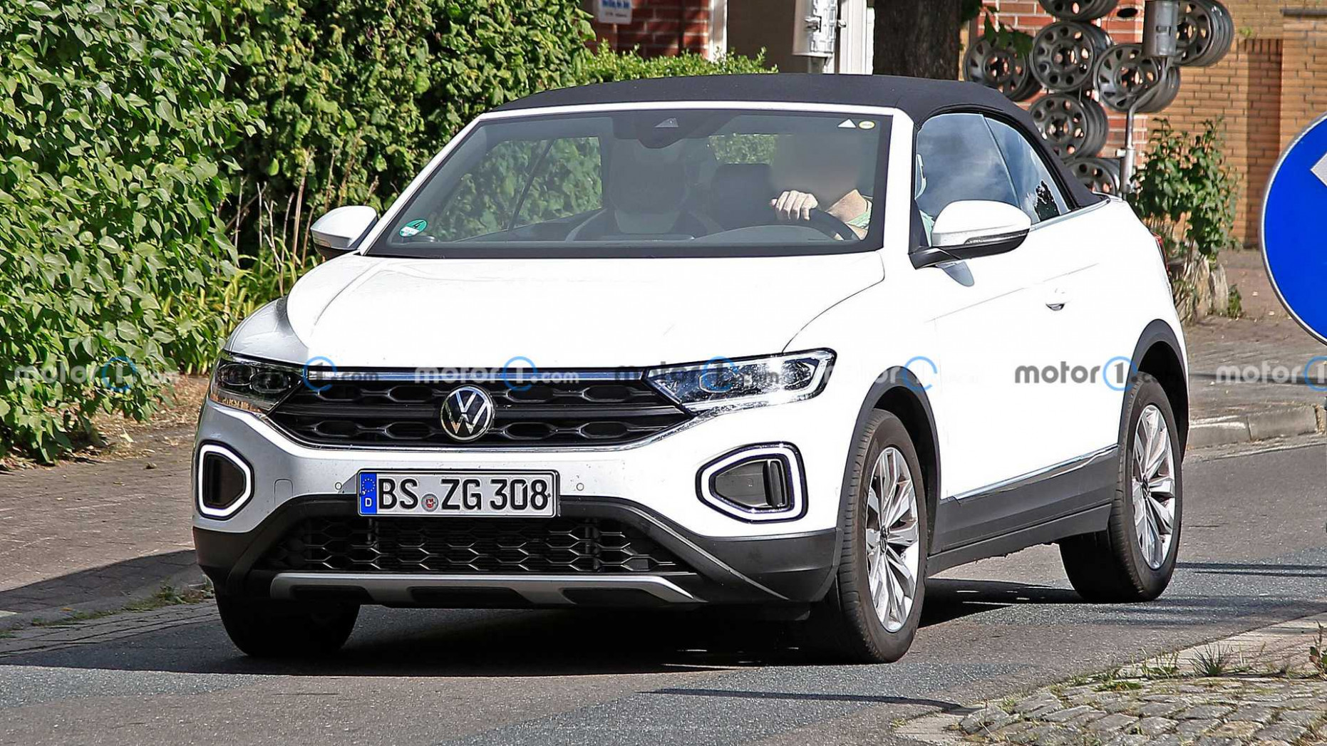 Vw T Roc Cabriolet Facelift Spied With Virtually No Camouflage 2023 Vw T Roc Cabriolet